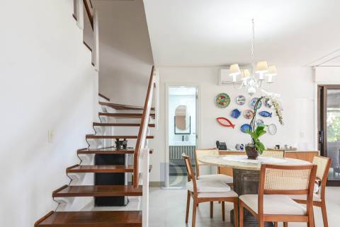 Sala de estar  e escada acesso dormitorios