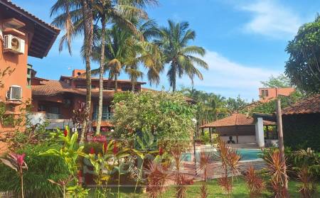 Fachada e piscina do condomínio 