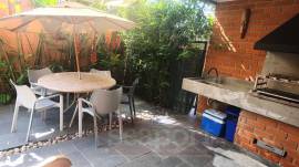 CASA 102: Varanda com churrasqueira e pia