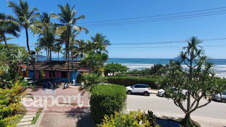 Solário com vista para o mar e o restaurante Badauê