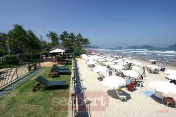 Deck frente ao mar, com banheiros, chuveirão,  e serviço de praia com 4 cadeiras, 2 guarda sol e mesinha