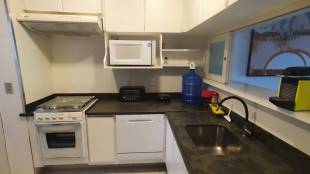 Cozinha com micro-ondas, lava pratos, forninho elÃ©trico, lava pratos.