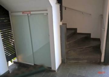 Escada acesso à unidade 14, no 1o° andar, com vista para a praia