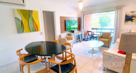 Sala com ar condicionado, ventilador, mesa 6 lugares, tv 55