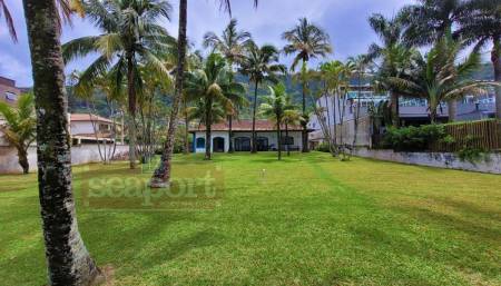 Fachada e Jardim Frente ao Mar 