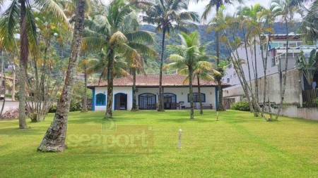 Fachada e Jardim Frente ao Mar 