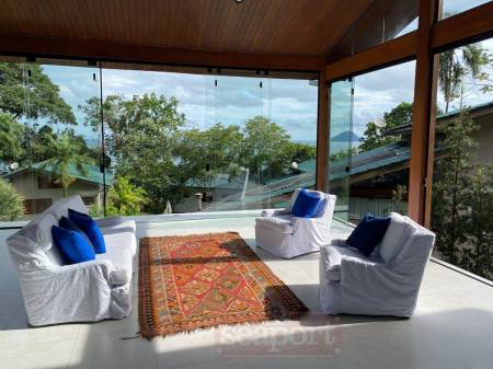 Sala de tv com vista panorâmica