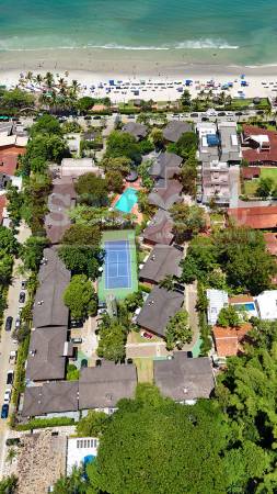 Vista aérea do condomínio frente ao mar 