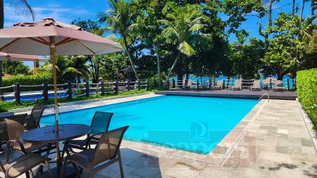 Piscina do condomÃ­nio frente ao mar 