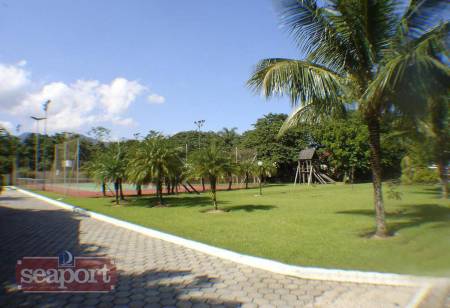 Jardim e Quadra de Tênis 