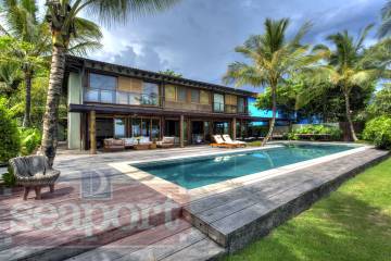 Fachada e Piscina Frente ao mar 