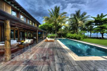 Fachada e Piscina Frente ao Mar 