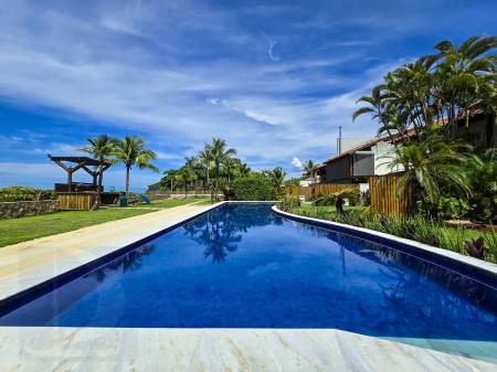 Piscina frente ao ma 