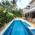 Fachada e piscina privativa