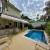Fachada e piscina 