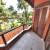 Varanda com vista para a piscina e jardim