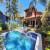 Fachada com Piscina e Jardim 