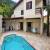 Fachada e piscina 